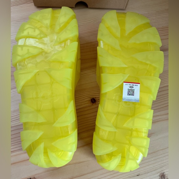 UGG Vibrant Yellow Jella Clear Slides size 9 Euro 40 New - Picture 3 of 10